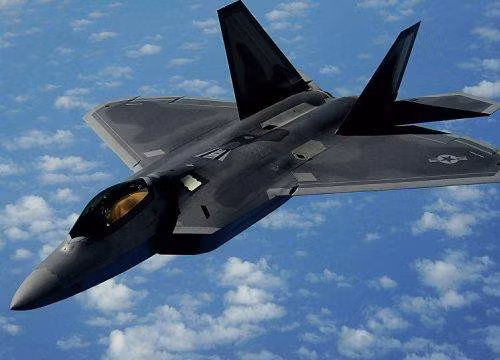 Nếu xét và thông số kỹ chiến thuật cơ bản, MiG-29 với 2 động cơ và trọng lượng nhẹ được đánh giá có sức cơ động tốt hơn hẳn F-16, bên cạnh đó radar của nó cũng được Nga tự tin khẳng định tốt hơn nhiều.