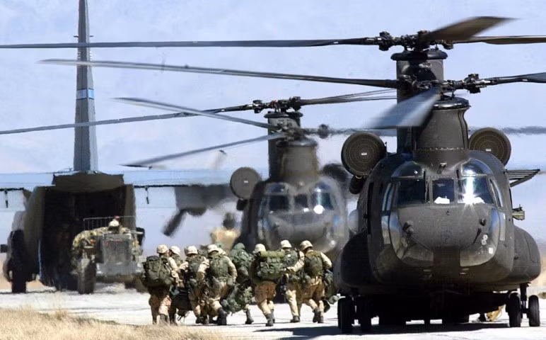 Sau thời gian dài phục vụ, trực thăng CH-46 chính thức loại biên trong Hải quân Mỹ vào năm 2004 và trong Thủy quân lục chiến Mỹ vào năm năm 2015.