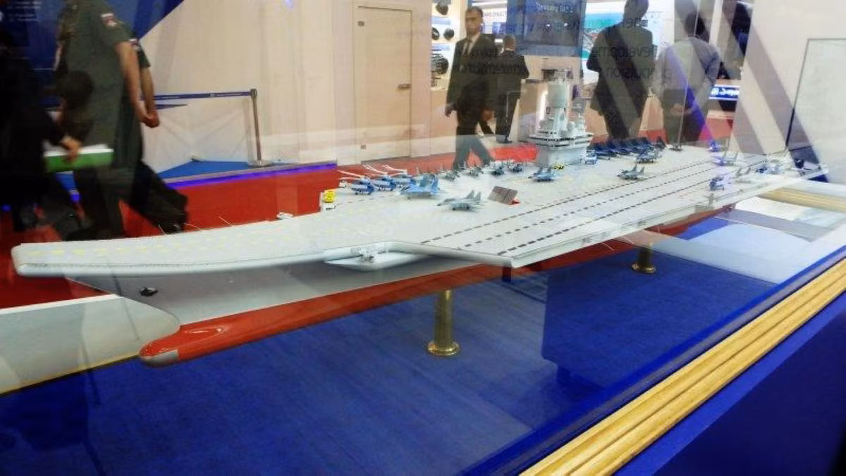Lượng giãn nước của nó sẽ ít hơn đáng kể so với tàu Đô đốc Kuznetsov, chỉ 44.000 tấn nhưng cũng mang được 40 máy bay như chiếc hàng không mẫu hạm 60.000 tấn. Tàu dự kiến có tốc độ 27 hải lý/h nhờ lắp đặt turbine khí với tổng công suất 80 MW.