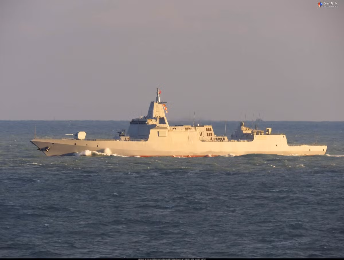 Tuy nhiên, nhiều học giả của Trung Quốc khẳng định, radar băng tần X (được dùng để điều khiển hỏa lực) trên Type 055 có tầm hiệu quả lên tới 200 km. Nghĩa là, tàu Type 055 sẽ phát hiện và bắt bám mục tiêu ở khoảng cách 300 km (với radar băng tần S) và khai hỏa tiêu diệt mục tiêu ở khoảng cách 200 km (với radar băng tần X).