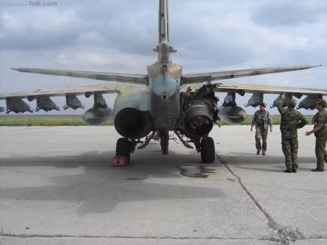 Đặc điểm nổi bật nhất của Su-25 là khả năng sống sót rất cao, nhiều chiếc trong chiến đấu vẫn lết về được sân bay kể cả khi 1 động cơ bị bắn nát hay dính vô số đạn phòng không trên thân.