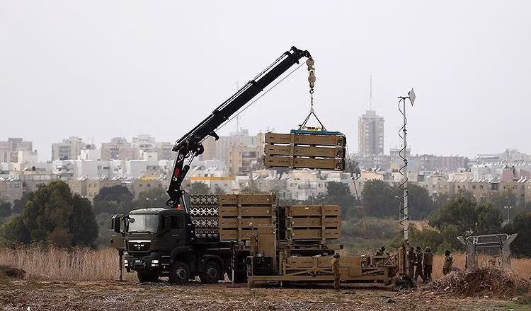 Một tổ hợp Iron Dome hoàn chỉnh có giá khoảng 50 triệu USD, gồm ba thành phần chính là radar cảnh giới và bám bắt mục tiêu, hệ thống quản lý tác chiến và điều khiển hỏa lực (BMC) và 3-4 bệ phóng đạn (MFU).
