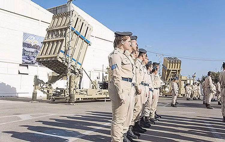 Israel bắt đầu phát triển Vòm sắt sau cuộc chiến tại Lebanon năm 2006, nhằm đối phó với rocket từ nhóm vũ trang Hezbollah.