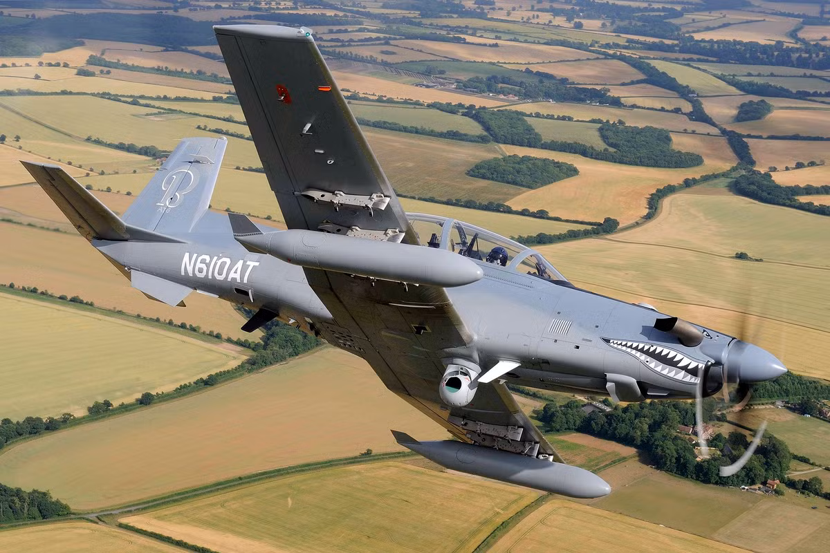 AT-6 Wolverine tỏ ra phù hợp hơn cả. Với việc sử dụng động cơ cánh quạt, loại máy bay này sẽ có chi phí vận hành rất thấp, rẻ hơn nhiều so với các loại máy bay phản lực thông thường.