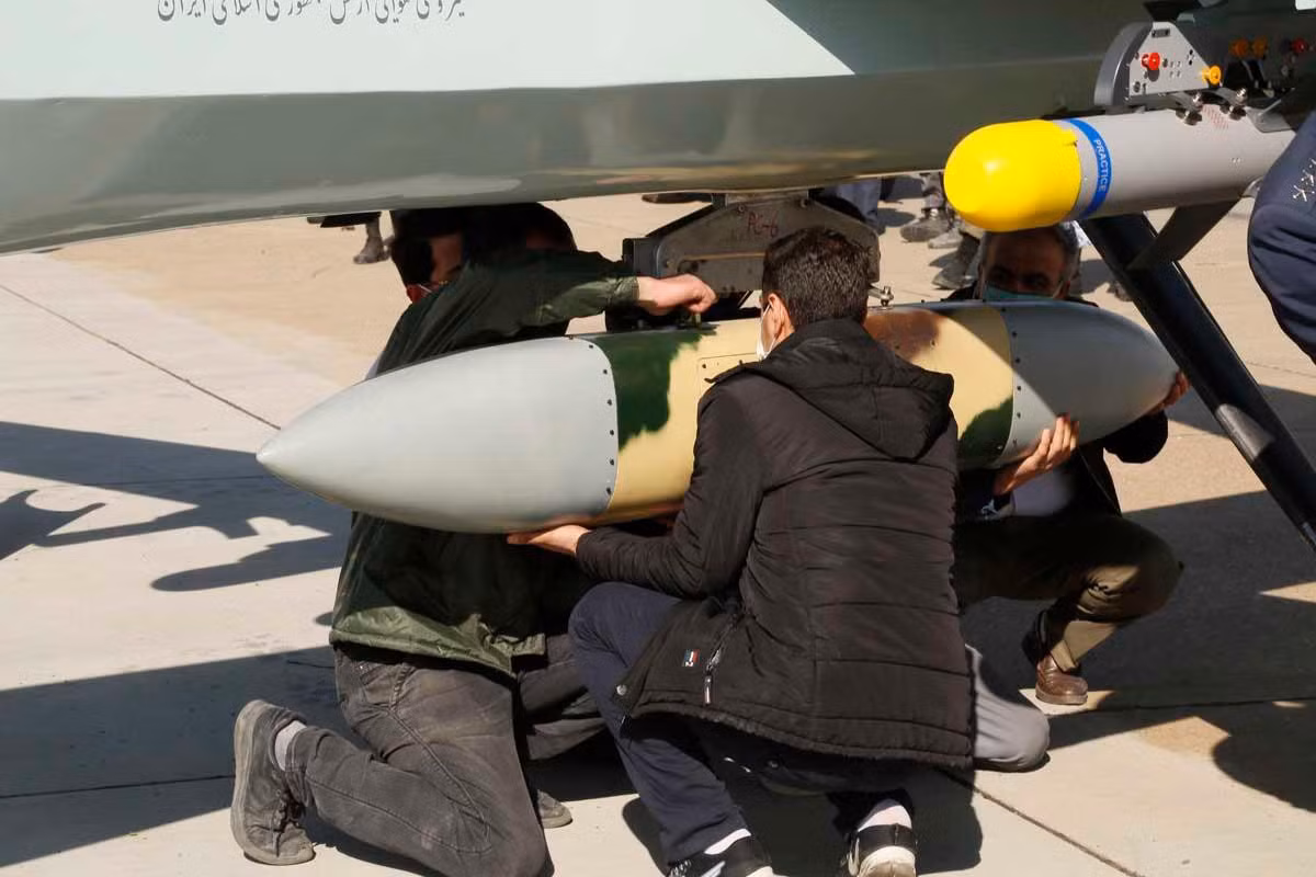 Hình ảnh các kỹ thuật viên quân sự đang lắp các loại vũ khí lên chiếc UAV chiến đấu hạng nặng của Iran.