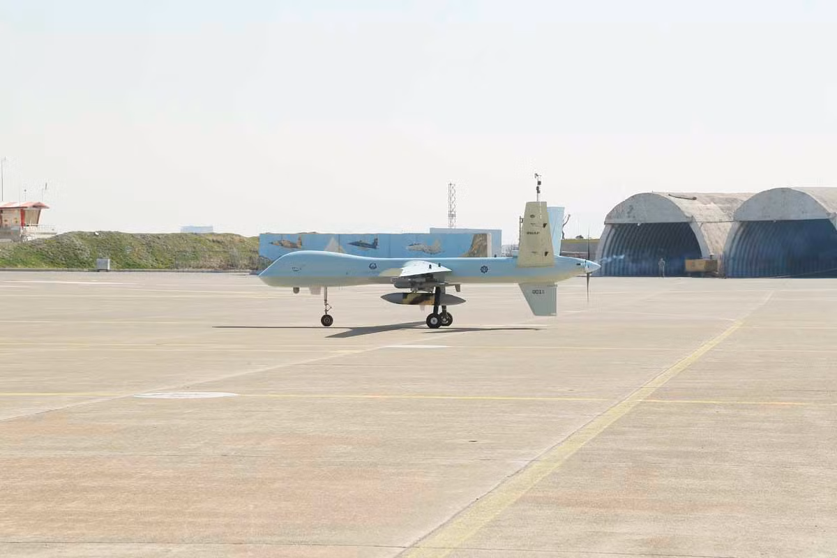 "Đây là mẫu UAV vũ trang thân rộng đầu tiên được chế tạo trong nước. Nó mang nhiều hệ thống chiến đấu, cảm biến quang học và tác chiến điện tử, được thiết kế theo nhu cầu hoạt động của không quân và đang trong giai đoạn sản xuất cuối cùng", tướng Nasirzadeh cho hay.