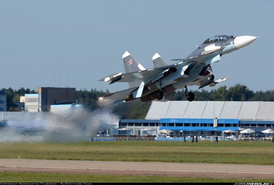 Trong tương lai, chắc chắn tiêm kích Su-30SM sẽ được Không quân Vũ trụ Nga tiếp tục đặt mua và nhiều khả năng, phiên bản xuất khẩu của loại tiêm kích này là Su-30SME, sẽ sớm có quốc gia đặt mua. Nguồn ảnh: Pinterest.