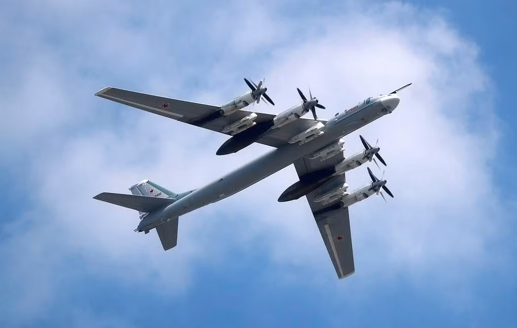 Vị chuyên gia cho biết thêm: “Nếu Chiến tranh Lạnh phát triển thành nóng, hàng chục chiếc Tu-95 sẽ bay qua Vòng Bắc Cực và thả bom hạt nhân xuống mục tiêu nằm trên lãnh thổ Mỹ".