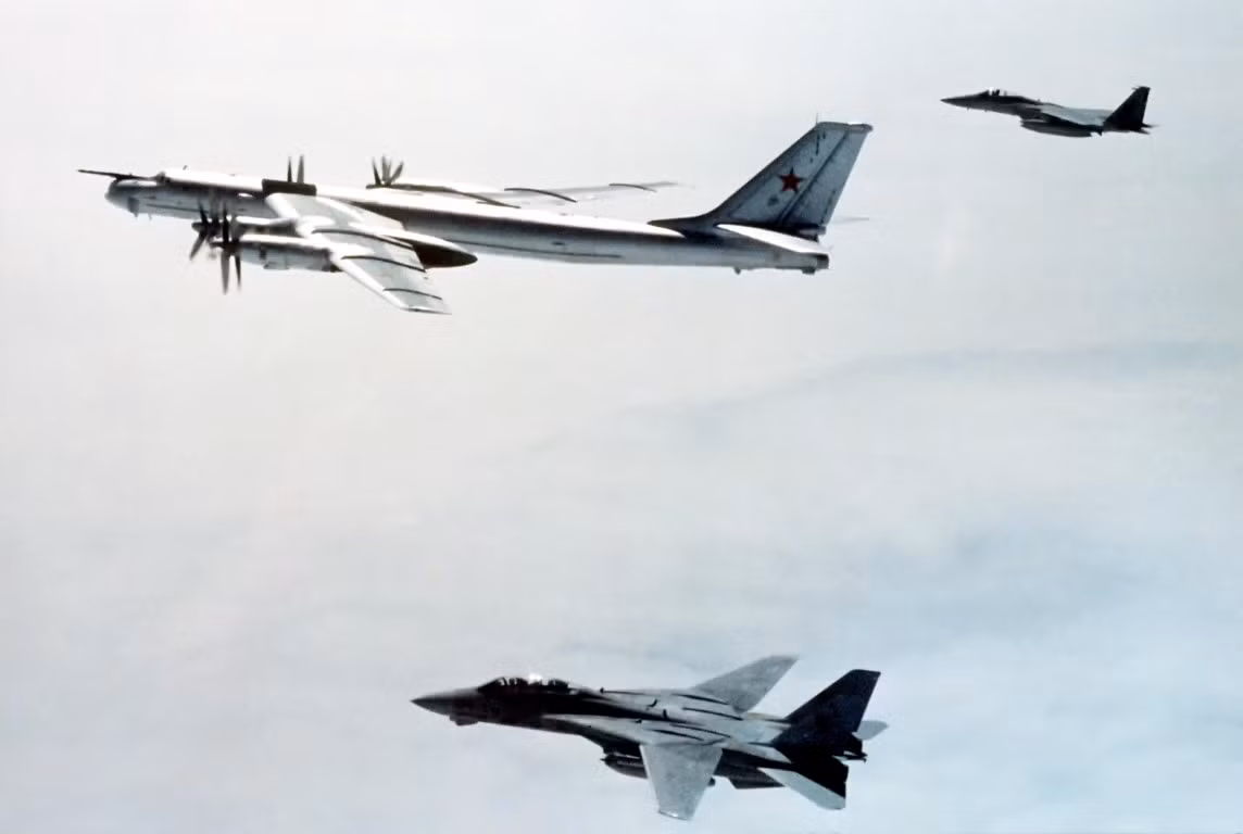 Ông Sebastian Roblin nói thêm, khả năng của các hệ thống phòng không hiện đại khiến Tu-95 rất dễ bị bắn hạ nếu vào vùng nguy hiểm. Tuy nhiên chiếc oanh tạc cơ không cần tiếp cận gần như vậy, bởi nó có khả năng tấn công mục tiêu bằng tên lửa hành trình tầm xa.