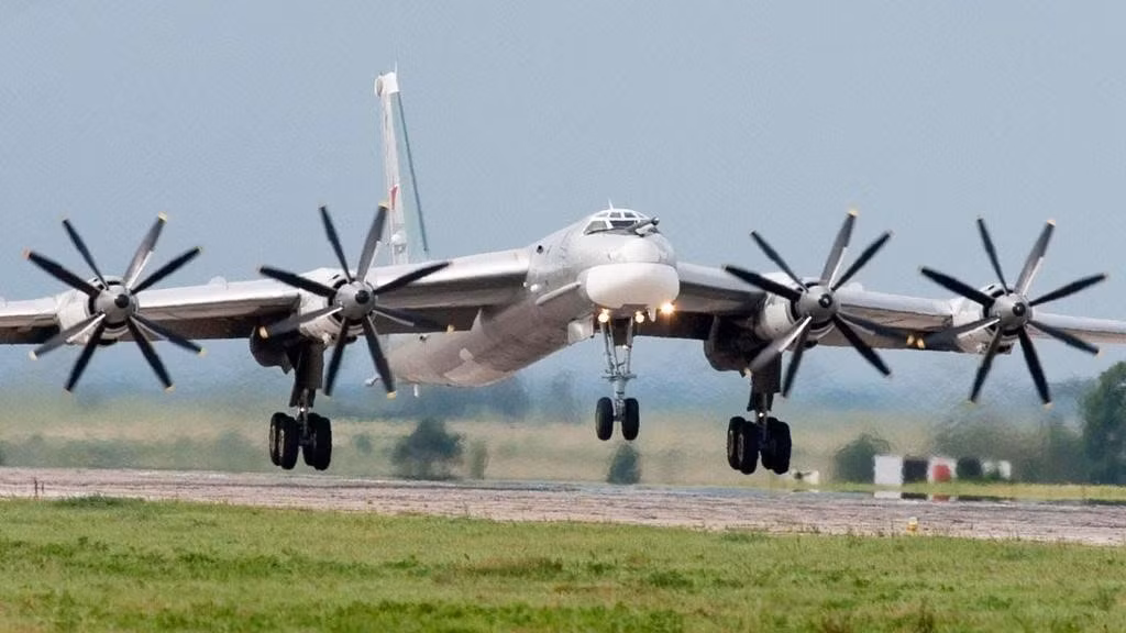 Mở đầu bài viết, ông Roblin bình luận, máy bay ném bom chiến lược Tu-95 vẫn đang phục vụ trong Lực lượng hàng không vũ trụ Nga bất chấp thực tế là nó đã rất cao tuổi, nguyên nhân bắt nguồn từ việc Moskva thiếu oanh tạc cơ đủ tin cậy.