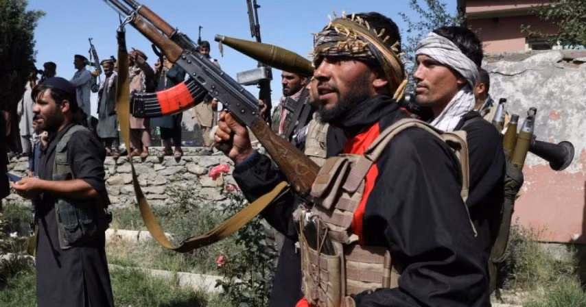 Các tay súng Taliban được huấn luyện chiến thuật xuất sắc, hoạt động giống như hầu hết các đội quân hiện đại của phương Tây, họ tấn công chủ yếu vào ban đêm, sử dụng thiết bị nhìn đêm. Ngoài ra còn thường xuyên sử dụng máy bay không người lái cho mục đích do thám.