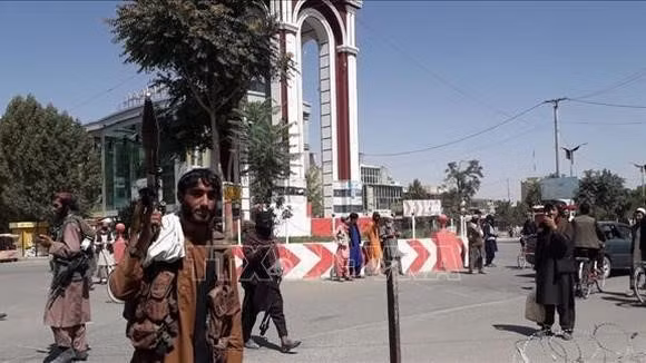 Taliban đã chi hàng chục triệu USD cho các loại vũ khí, trang bị hiện đại, không ngừng làm chủ cả về lý thuyết và thực hành, họ tích cực phân tích, lập kế hoạch, sàng lọc và làm việc nghiêm túc với chiến thuật và chiến lược của mình.