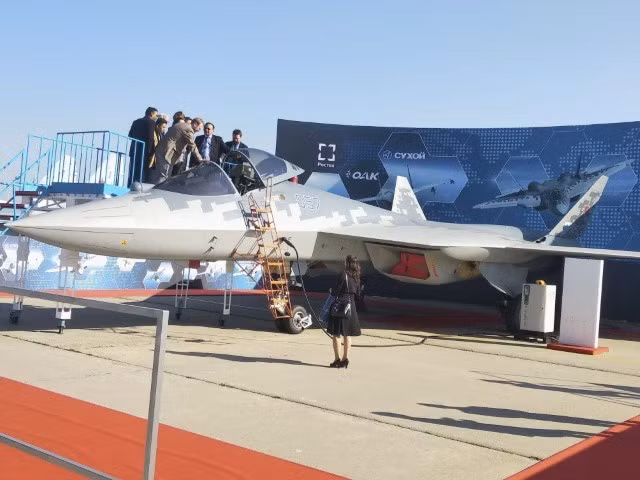 Tác giả Nitin Jane Tiku nhắc lại, tiêm kích Su-57 nâng cấp sẽ được sản xuất ở phiên bản một chỗ ngồi, nó là kết quả phát triển từ chương trình nghiên cứu máy bay chiến đấu thế hệ thứ năm PAK FA.