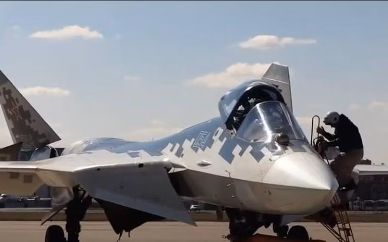 Nhờ cải tiến khí động học, Su-57 đủ sức hành trình với tốc độ lên đến Mach 2 (gấp 2 lần tốc độ âm thanh) mà không cần sử dụng chế độ "đốt sau". Do vậy phiên bản xuất khẩu Su-57E sẽ gây ảnh hưởng nghiêm trọng đến thị phần của F-35.