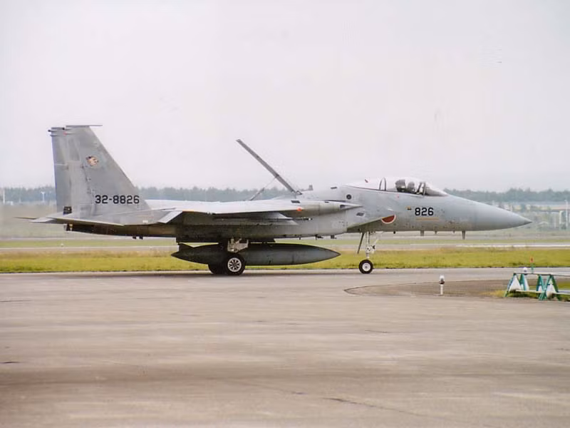 Mitsubishi đã chịu trách nhiệm lắp ráp, sản xuất các tiêm kích F-15J cho lực lượng phòng vệ trên không Nhật Bản, tất nhiên là dựa theo chuyển giao công nghệ, và giấy phép từ McDonnell Douglas F-15 "chính chủ" của Mỹ.