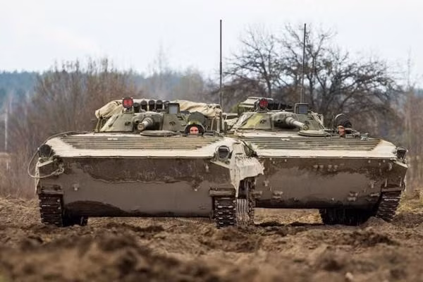 Các nhà phát triển tại Ukraine quyết định loại bỏ khoang chiến đấu với pháo nòng trơn 73 mm 2A28 Grom, súng máy PKT 7,62 mm và bệ phóng của hệ thống tên lửa chống tăng Malyutka.