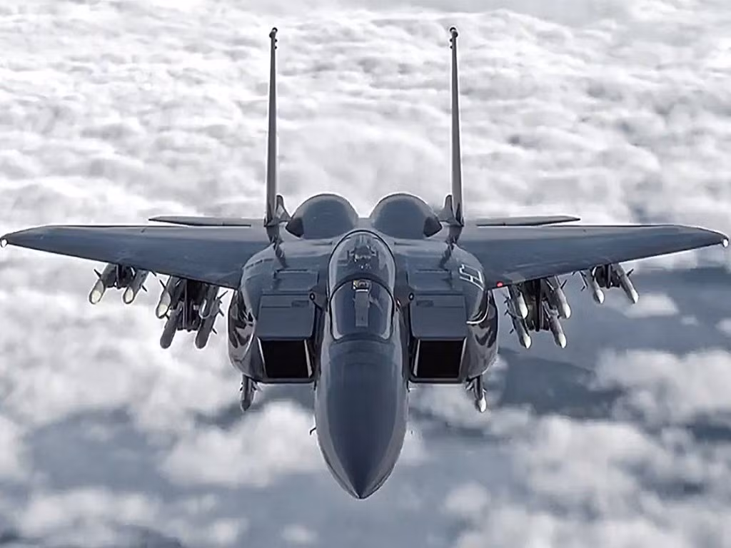 Trong khi đó, tiêm kích thế hệ năm mới nhất của Mỹ là F-35, lại chỉ có tốc độ tối đa 1960 km/h. Đó là chưa kể tới việc, tiêm kích F-35 đang bị rất nhiều lỗi, được khuyến cáo là không bay quá tốc độ siêu âm.