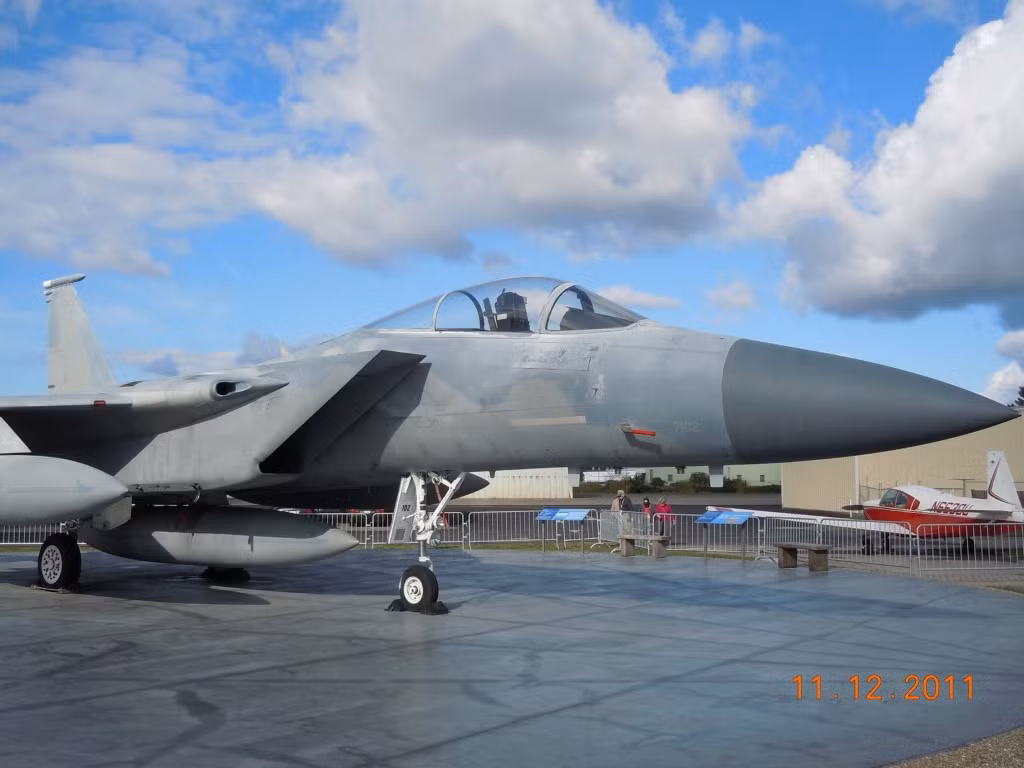 Kể cả với chiến đấu cơ F-22 Raptor, tốc độ tối đa cũng chỉ bằng 3/4 so với tiêm kích F-15. Chính điều này đã khiến các phi cơ F-15 có khả năng tương thích với nhiều loại nhiệm vụ hơn trong từng tình huống cụ thể.