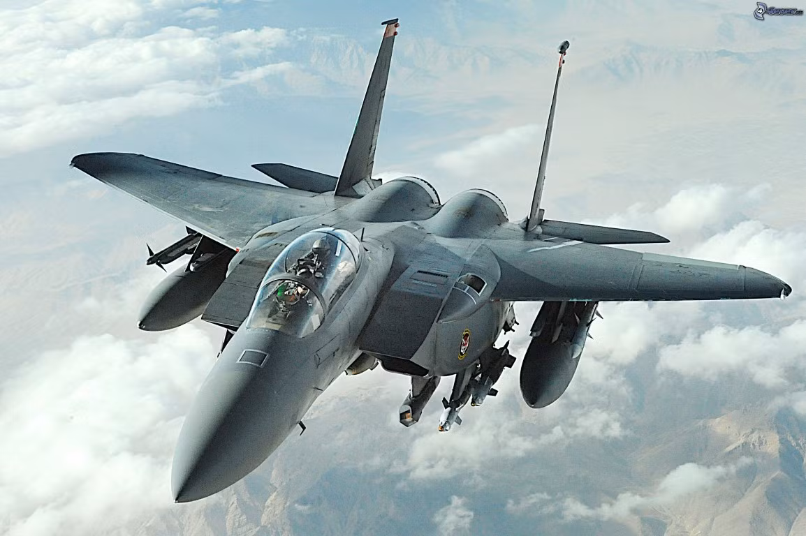 Tiếp theo phải kể tới khả năng tác chiến ở tầm siêu xa của tiêm kích F-15. Hiện tại, đây cũng là chiến đấu cơ có tầm bay xa nhất của Không quân Mỹ.