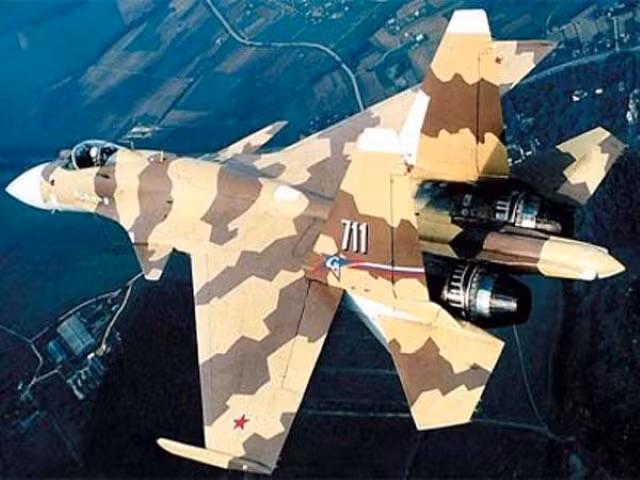 Ngay năm sau, chiếc Su-30MKI đầu tiên đã cất cánh, sau đó lô 8 tiêm kích đầu tiên đã được gửi đến quốc gia Nam Á. Ngày nay, Không quân Ấn Độ có 242 phương tiện chiến đấu như vậy trong biên chế, tổng số tiền của hợp đồng vượt quá 10 tỷ USD.