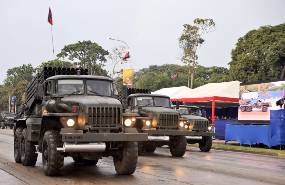 Pháo phản lực phóng loạt BM-21 Grad do Nga sản xuất có mặt trong cuộc duyệt binh của Quân đội Venezuela.