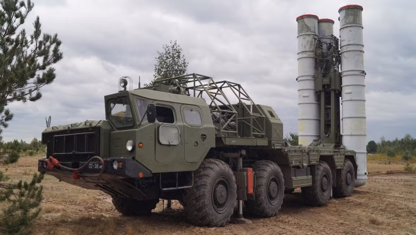 Sau khi xác nhận mục tiêu, xe chỉ huy truyền lệnh bắn tới radar điều hướng của hệ thống S-300.