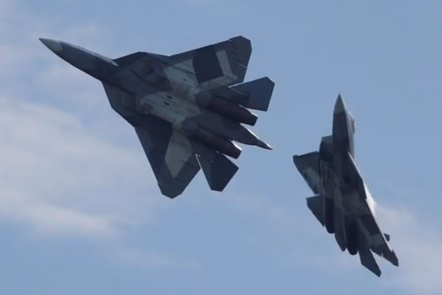 Một trong những đặc điểm nổi trội của tiêm kích Su-57 là sự kết hợp giữa khả năng cơ động cao và khả năng thực hiện nhiệm vụ bay ở tốc độ siêu thanh khi nó được trang bị hệ thống điện tử hàng không tiên tiến nhất.