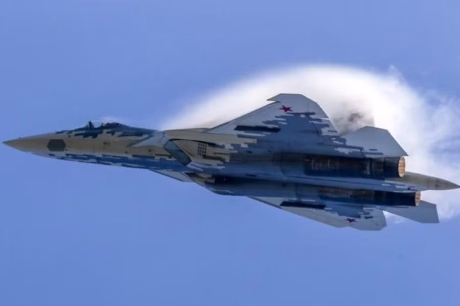 Su-57 là máy bay chiến đấu thế hệ năm được thiết kế để tiêu diệt mọi loại mục tiêu trên không, trên bộ và trên biển.