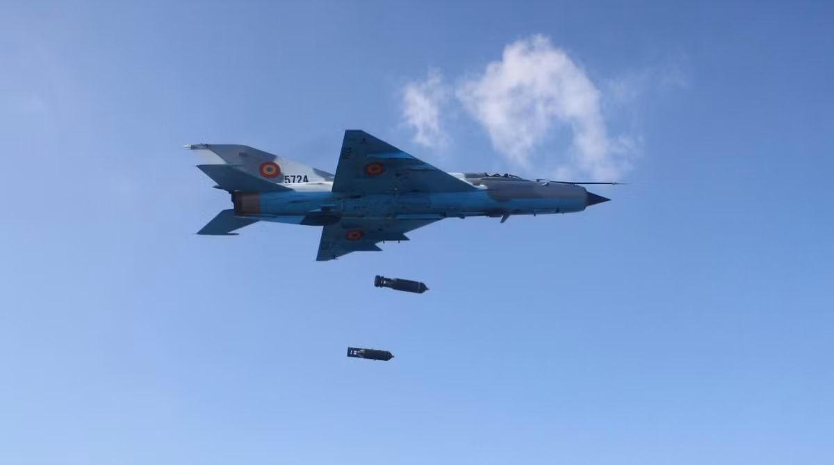 Rất tiếc là khung thân của máy bay MiG-21Bis đã được tận dụng hết khoảng trống, kể cả các khoang bên trong thân đã cạn kiệt, nếu không sức mạnh của MiG-21Bis còn mạnh hơn nhiều.