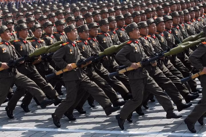 Đối với súng RPG-7, do chỉ là một chiếc ống rỗng nên luồng phản lực này không gây tác động lên người bắn, súng hoàn toàn không giật, nhưng khi triển khai từ súng trường tấn công thì sẽ rất khác.