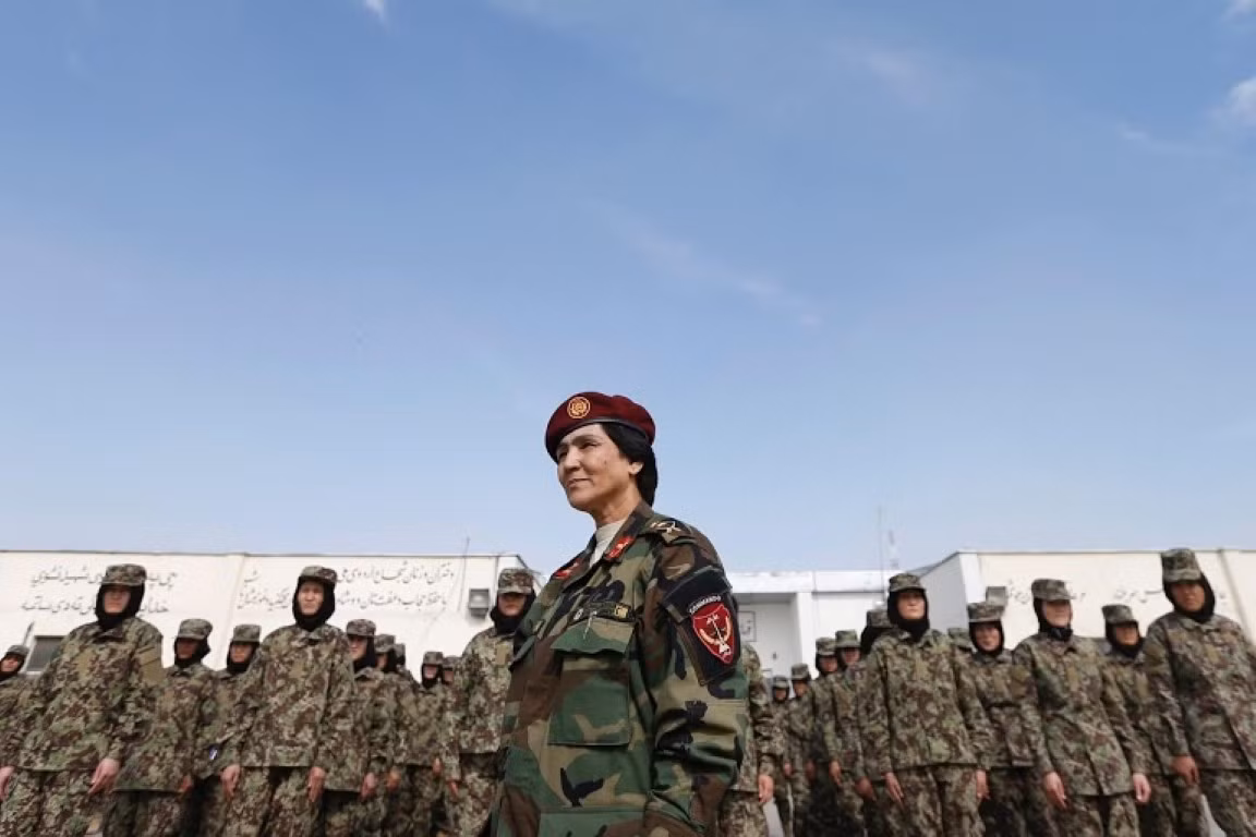 Số phận của phụ nữ Afghanistan sẽ trở nên thê thảm, nếu nơi họ sinh sống rơi vào tay kiểm soát của Taliban. Cụ thể, Taliban sẽ đặt ra nhiều hạn chế với phụ nữ, bao gồm việc không được đi lại, bị hạn chế tiếp cận giáo dục và phải mặc đồ như quy định hà khắc của Hồi giáo.