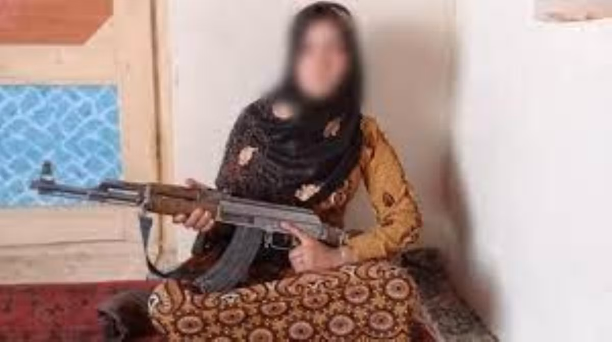 Phần lớn trong số này, là những phụ nữ sinh sống ở các vùng ít bảo thủ tại Afghanistan, họ đã từng được tham gia lực lượng dân quân, được phát vũ khí hoặc tự mua vũ khí để tự vệ và tham gia huấn luyện.