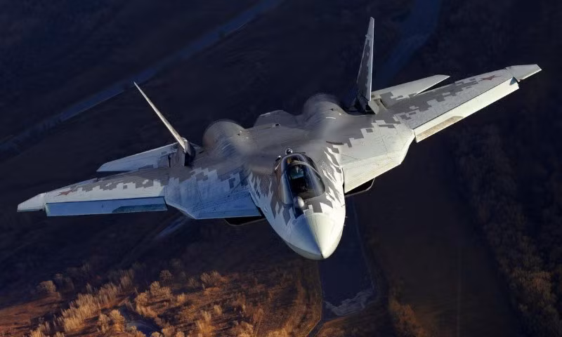 Hiện vẫn chưa biết chính xác khi nào thì phiên bản hai chỗ ngồi của tiêm kích tàng hình Su-57 được lên kế hoạch trở thành hiện thực, tuy nhiên theo nhiều ước tính, việc làm này có thể mất tới hai năm hoặc nhiều hơn.