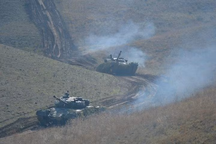 Cụ thể, tờ Avia của Nga cho biết, hôm 26/8 vừa rồi, một toán lính của Azerbaijan với trang bị vũ khí và khí tài đầy đủ, đã chiếm một vùng nhỏ dọc theo đường cao tốc chạy qua Syunik, Armenia.