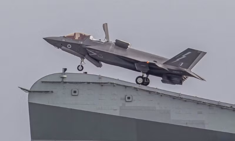 Có thể dễ dàng nhận ra, phi công đã thoát ra khỏi máy bay trước khi chiếc F-35B này trượt khỏi cầu nhảy. Theo thông báo của Bộ Quốc phòng Anh, không có thiệt hại về người trong vụ việc này.