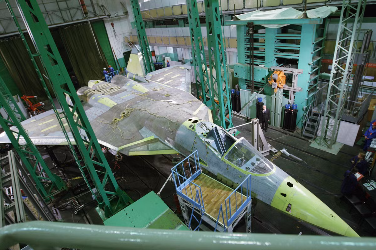 Tiêm kích tàng hình Su-57 theo đánh giá có khả năng cơ động cực tốt và sở hữu khoang chứa vũ khí rộng rãi, kết hợp ưu thế của cả hai loại máy bay chiến đấu là Su-27 và F-22, nó thực sự là phương tiện tác chiến rất đáng gờm.