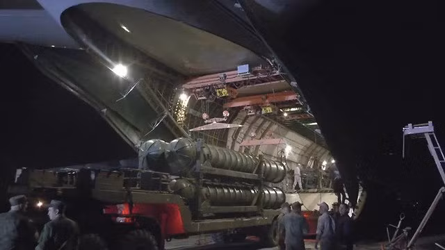 Máy bay có phi hành đoàn tối thiểu 6 người, trong đó bao gồm một phi công, một phụ lái, một kỹ sư trưởng, một kỹ sư điện và một liên lạc.