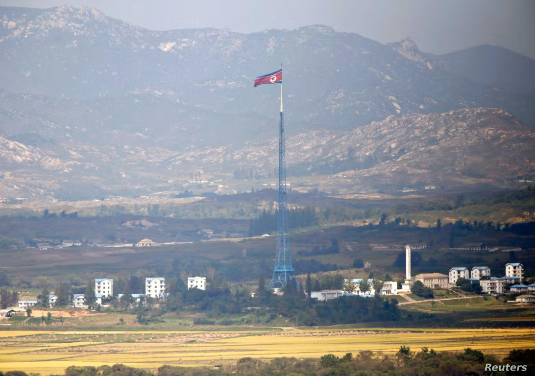 Dọc theo giới tuyến DMZ, cả Hàn Quốc lẫn Triều Tiên đều cho xây dựng rất nhiều nhà cao tầng và tháp canh, để có thể quan sát kỹ hoạt động của phía đối diện.