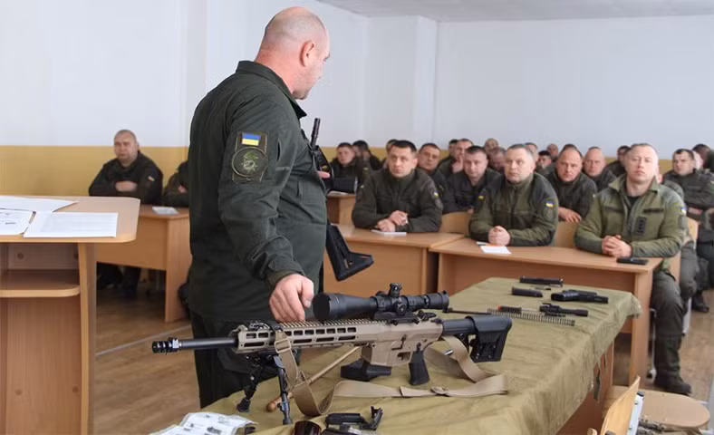 Theo ông Serhiy Hrytsenko, các đơn vị đặc nhiệm Ukraine đã nhận được súng trường tấn công mới UAR-15 và súng trường bắn tỉa UAR-10 thay vì súng trường Kalashnikov do Liên Xô sản xuất.