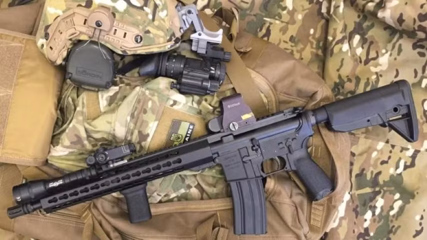 Được thiết kế dựa trên khẩu AR-15, nhưng UAR-15 đã có những cải tiến lớn để đáp ứng yêu cầu của một khẩu súng trường tấn công hiện đại.