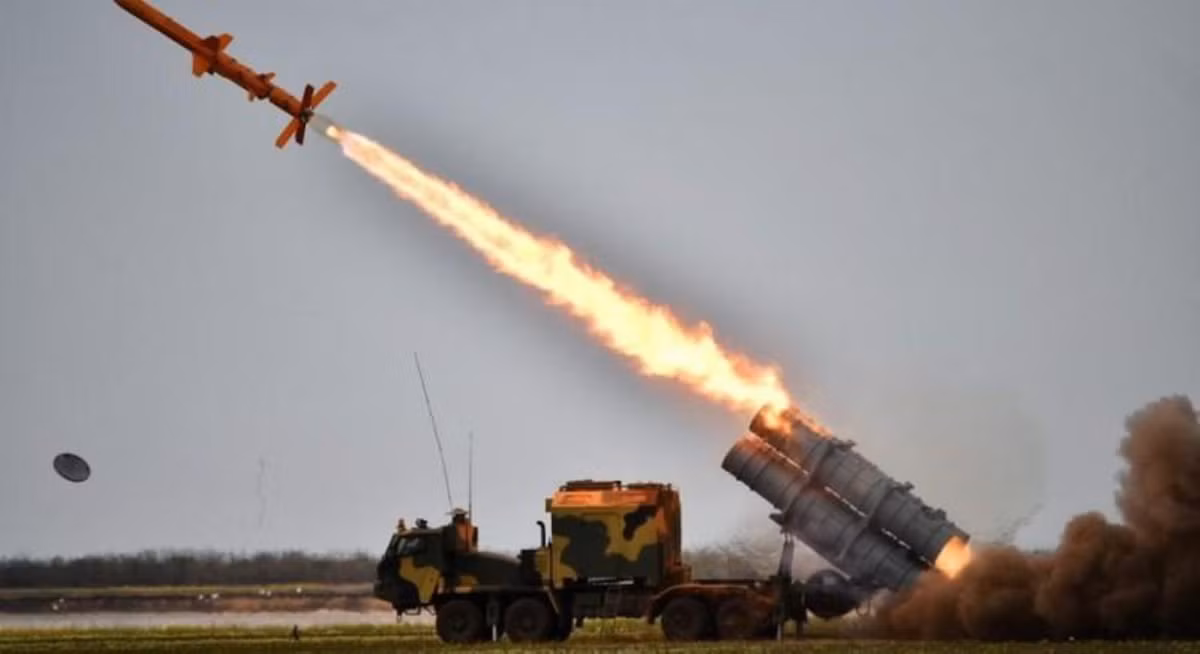 Ông Khatylev nhấn mạnh: "Tên lửa Neptune có tốc độ cận âm. Hệ thống phòng thủ bố trí tại Crimea, bao gồm cả các tàu của Hạm đội Biển Đen đủ khả năng đẩy lùi cuộc tấn công từ cự ly 500 – 1.000 km. Tôi đang nói về cả hạm đội và Lực lượng Hàng không Vũ trụ".