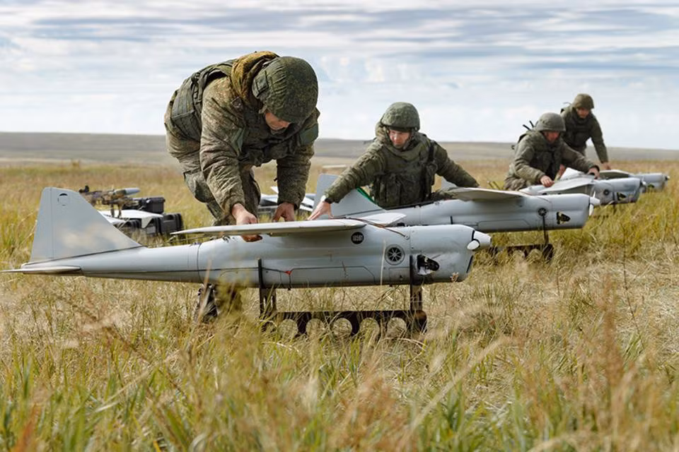 Không chỉ có vậy, còn xuất hiện nhiều thông tin cho rằng Nga sẽ sớm đưa cả UAV tấn công hạng nặng có tính năng tàng hình S-70 Okhotnik sang chiến trường Syria để "thử lửa".