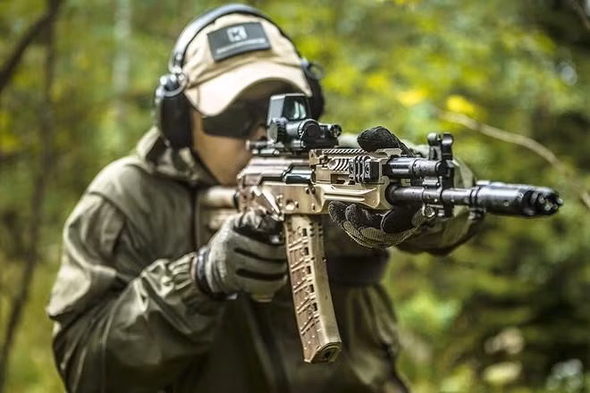 Hãng Kalashnikov cũng từng chế tạo súng trường AK-101 và AK-102 sử dụng đạn chuẩn NATO 5.56x45 mm, dựa trên mẫu AK-74M với báng và ốp nòng làm bằng vật liệu mới. Hai mẫu súng trên có mặt trong biên chế quân đội Indonesia, Uruguay và một số đơn vị đặc nhiệm hoặc cảnh sát khác trên thế giới.
