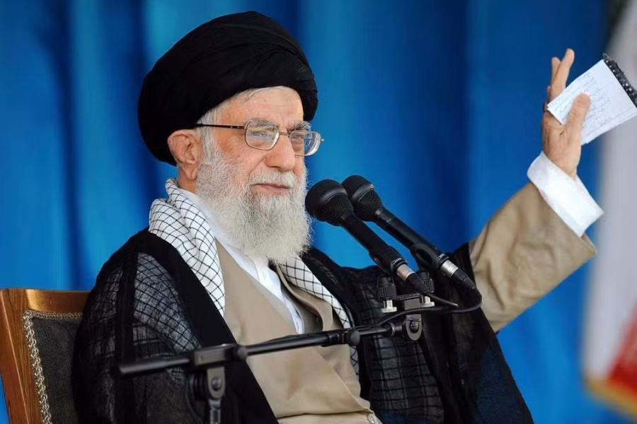 Lãnh tụ tối cao Iran, Ali Khamenei, ngày 8-1 tuyên bố rằng, thế hệ tên lửa mới của Lực lượng phòng không Iran có thể bắn hạ mọi máy bay Mỹ xâm phạm không phận.
