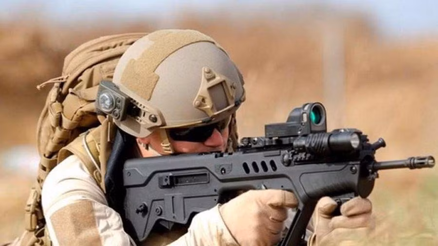 Được thiết kế theo kiểu bullpup (hộp tiếp đạn phía sau cò), TAR-21 có bộ phận kim hỏa nằm phía sau tay cò trong phần báng súng.