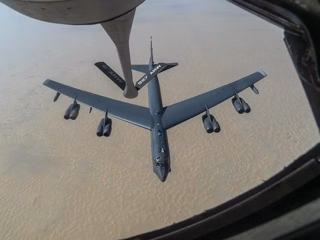 Nhiều người Afghanistan, đã từng hợp tác với chính quyền và quân đội Mỹ trong quá khứ, lo sợ bị Taliban trả thù cũng đang tìm cách thoát khỏi quốc gia này càng sớm càng tốt.