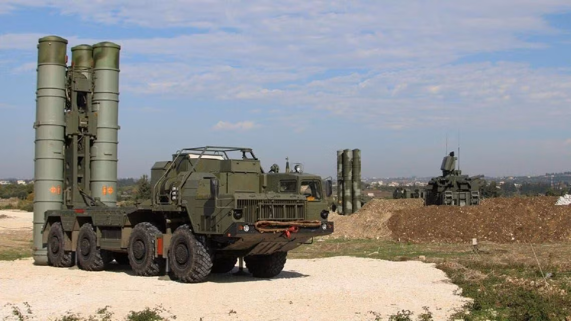 Nga đang có khoảng 28 trung đoàn S-400, mỗi trung đoàn bao gồm 2 hay 3 tiểu đoàn (4 hệ thống/tiểu đoàn), chủ yếu ở vùng duyên hải và biên cương.