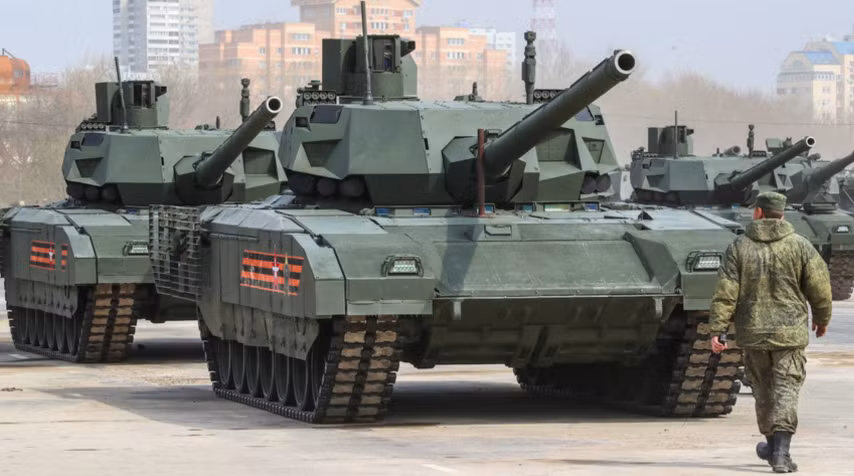 Vào hôm 26/11, các xe tăng T-14 Armata trên dây chuyền lắp ráp đã xuất hiện trong bức ảnh chụp chuyến làm việc của Thứ trưởng Bộ Quốc phòng Nga Alexei Krivoruchko tại Nhà máy Uralvagonzavod (công ty con của UVZ Concern trực thuộc Tập đoàn công nghệ Nhà nước Rostec).