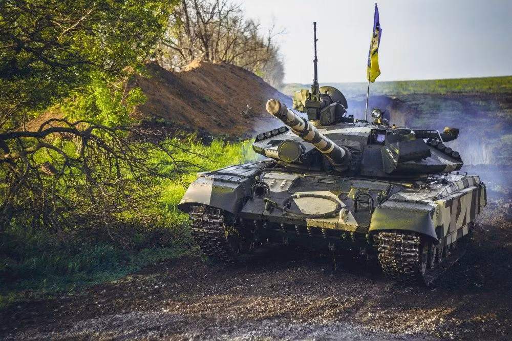 Cụ thể T-64B1M có lợi thế về động cơ mạnh mẽ hơn trong khi T-64BM Bulat lại có lợi thế về hệ thống điều khiển hỏa lực và có thể bắn tên lửa qua nòng pháo.