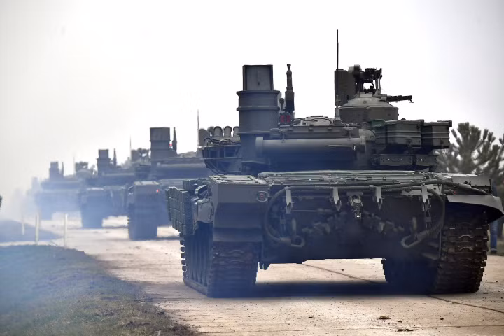 Xe tăng T-72MS được trang bị kính ngắm đa kênh Sosna-U cho pháo thủ tương tự T-72B3 và T-90S/SK. Điểm đáng chú ý nữa là nó có thêm kính ngắm toàn cảnh dành cho trưởng xe - khí tài này chỉ xuất hiện trên T-72B3M, thậm chí T-90S/SK cũng chưa có.